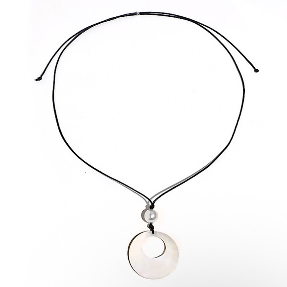 🔵𝟲𝟱%𝗢𝗙𝗙 𝗯𝘂𝗻𝗱𝗹𝗲𝘀 𝟯+🔵 NEW Large Mother of Pearl Medallion Cord Necklace - Picture 6 of 9